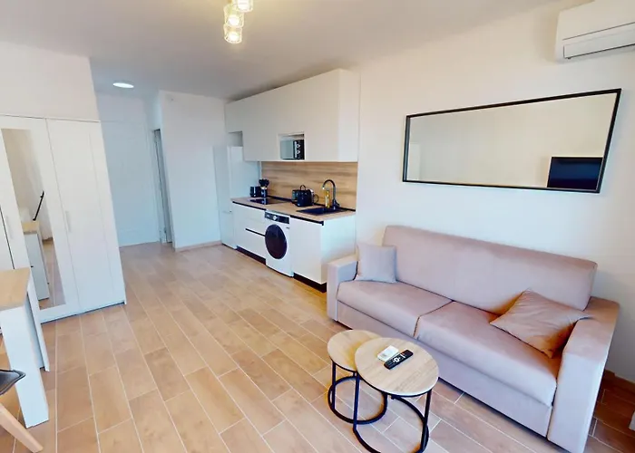 55e - Superbe Climatise Entierement Renove Au 5eme Et Dernier Etage Sur Le Bord De De 芒通