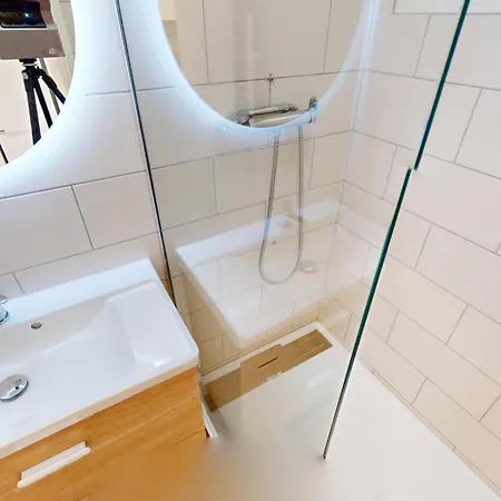 55e - Superbe Climatise Entierement Renove Au 5eme Et Dernier Etage Sur Le Bord De De Apartman