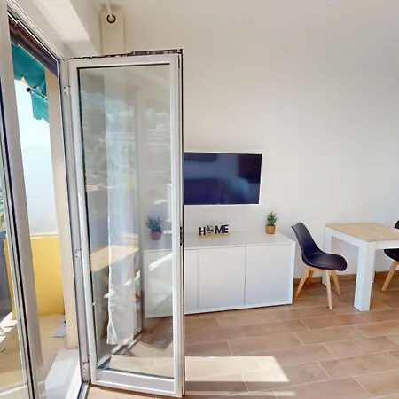 55e - Superbe Climatise Entierement Renove Au 5eme Et Dernier Etage Sur Le Bord De De