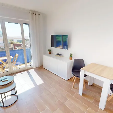 Superbe Climatise Entierement Renove Au 5eme Et Dernier Etage Sur Le Bord De De Apartamento *