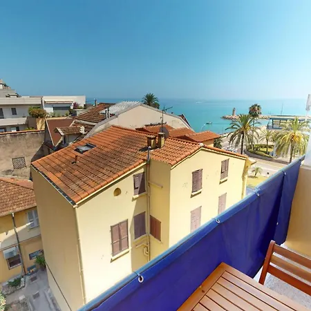 55e - Superbe Climatise Entierement Renove Au 5eme Et Dernier Etage Sur Le Bord De De * Menton