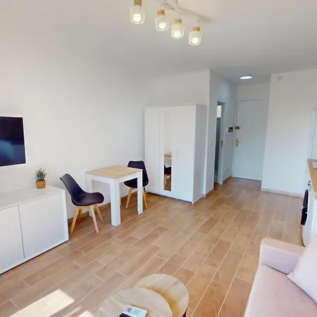 55e - Superbe Climatise Entierement Renove Au 5eme Et Dernier Etage Sur Le Bord De De * Menton