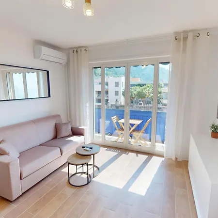 55e - Superbe Climatise Entierement Renove Au 5eme Et Dernier Etage Sur Le Bord De De *