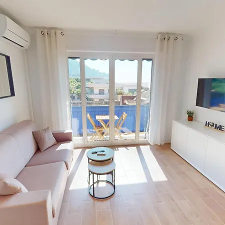 Superbe Climatise Entierement Renove Au 5eme Et Dernier Etage Sur Le Bord De De Apartamento