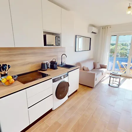 Appartement Superbe Climatisé Entièrement Rénové Au 5ème Et Dernier étage Sur Le Bord De De Menton