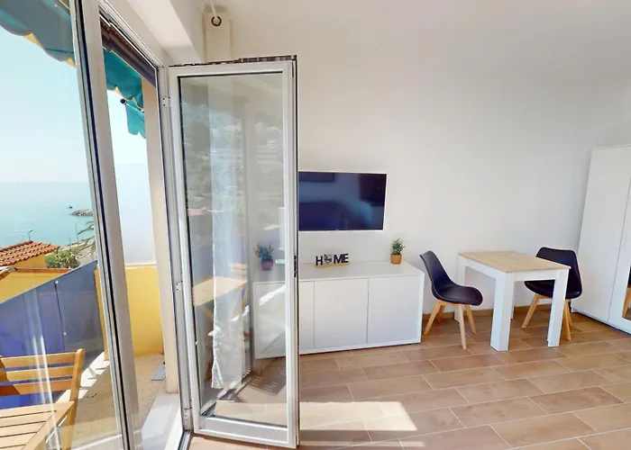 55e - Superbe Climatise Entierement Renove Au 5eme Et Dernier Etage Sur Le Bord De De