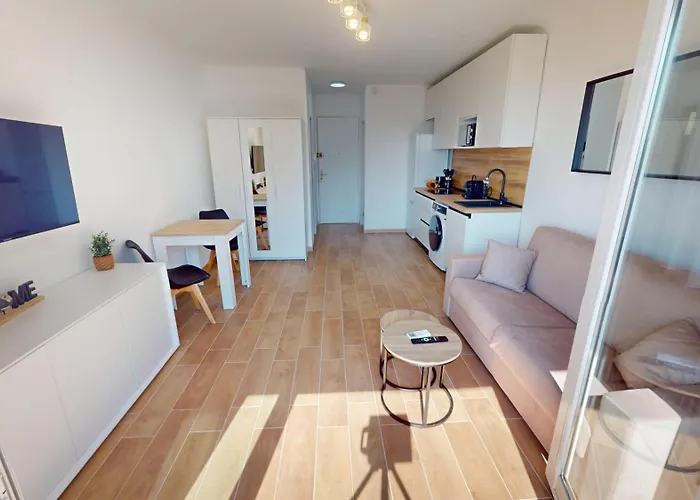 Appartement Superbe Climatisé Entièrement Rénové Au 5ème Et Dernier étage Sur Le Bord De De *