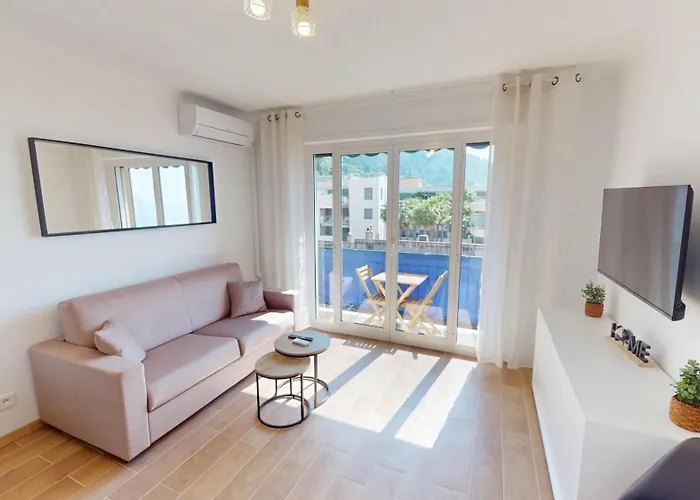 55e - Superbe Climatise Entierement Renove Au 5eme Et Dernier Etage Sur Le Bord De De *